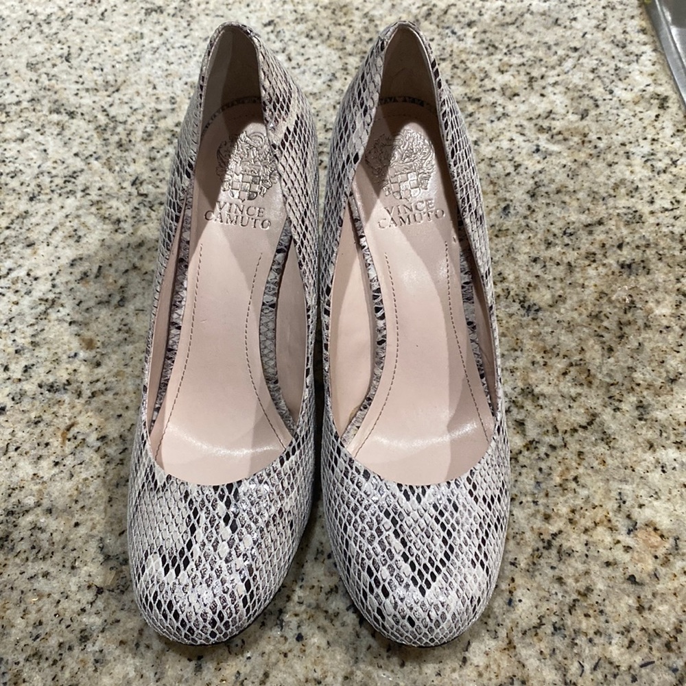 Snakeskin leather pumps